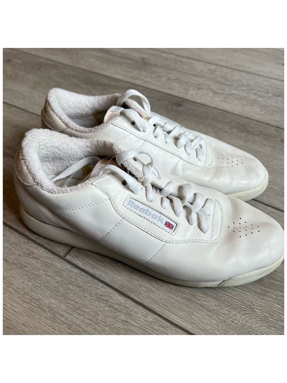 Reebok vintage low top white Y2K leather classic sneakers size 8.5